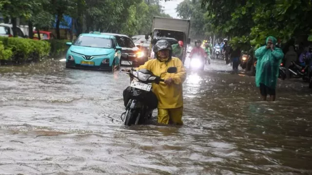 Banjir Genangi 33 Ruas Jalan di Jakarta, Ketinggian Capai 54 Cm - GenPI.co