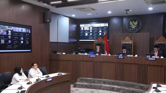 Terima Uang Caleg DPRD Kota Ternate, Anggota Bawaslu Dipecat - GenPI.co