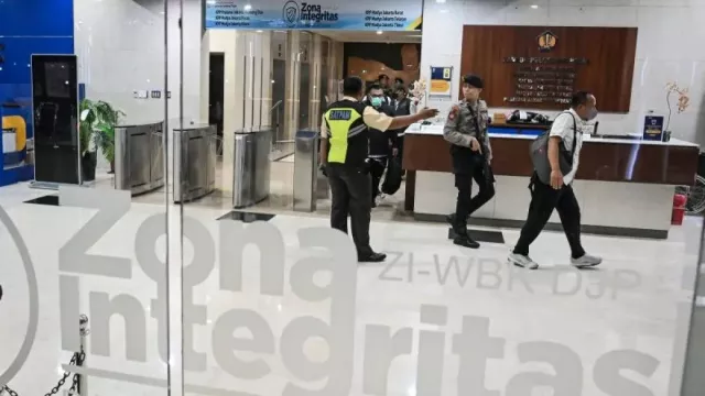 Geledah KPP Madya Jakut, KPK Sita 8.000 Dolar Singapura dan Dokumen Penting - GenPI.co