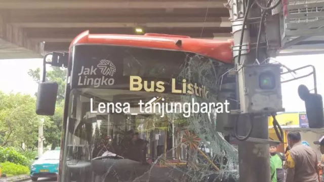 Viral Bus Transjakarta Tabrak Tiang di Pasar Minggu, Sopir Tak Fokus - GenPI.co
