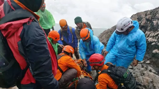 Jenazah Pendaki Gunung Slamet Akhirnya Berhasil Dievakuasi, Sempat Terkendala Cuaca - GenPI.co