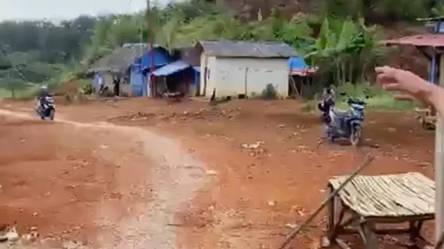 Viral Jalan Perbatasan Banten–Jabar Bak Bumi dan Langit, Aspal Mulus Vs Tanah Merah - GenPI.co