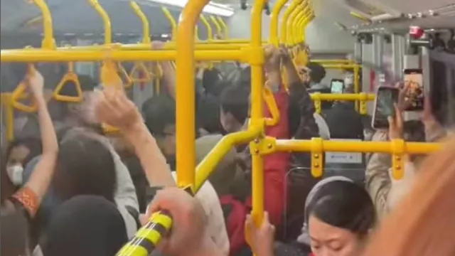 Viral Penumpang Tepergok Masturbasi di Bus Transjakarta, Diamankan Petugas - GenPI.co