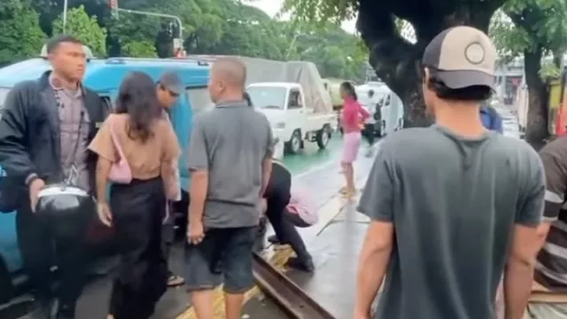 Nekat! Rel Kereta di Stasiun Jatinegara Nyaris Dicuri, 7 Remaja Diburu - GenPI.co
