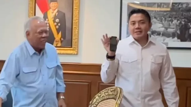 Bikin Ngakak! Seskab Teddy Goda Pak Bas Soal HP Jadul Nokia 1995 - GenPI.co