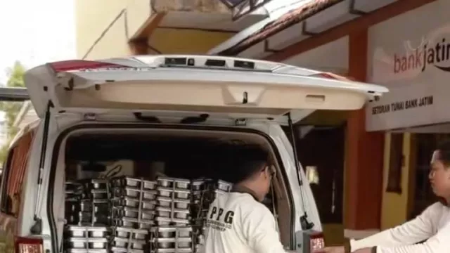 Viral! Makan Bergizi Gratis di Sumenep Ala Sultan, Diantar Pakai Alphard dan Vellfire - GenPI.co