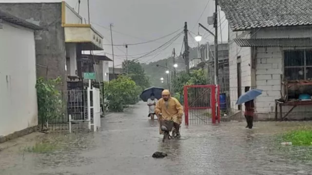 4.622 KK Terdampak Banjir di Bekasi, Sebagian Warga Dievakuasi - GenPI.co