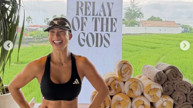 Jennifer Bachdim Gemar Olahraga, Rekomendasi Sepatu Paling Nyaman untuk Jalan Kaki - GenPI.co