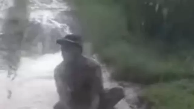 Viral! Kades di Sragen Mandi Lumpur Protes Jalan Rusak - GenPI.co