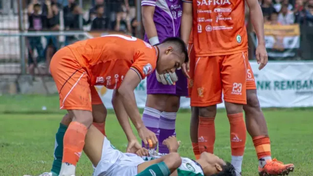 Buntut Tendangan Brutal Pemain PSIR, Persikaba Tolak Permintaan Maaf - GenPI.co