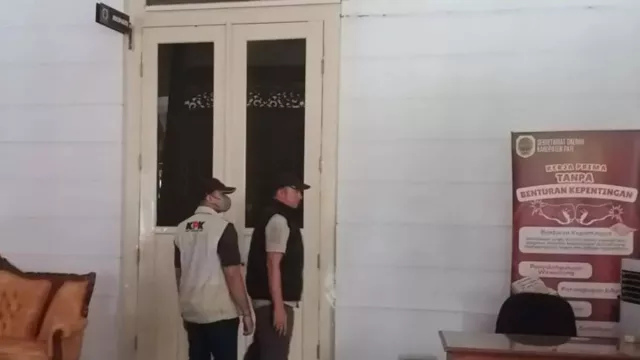 KPK Geledah Rumah Dinas Bupati Pati, Bolak-Balik Ruang Kerja dan Rumah - GenPI.co