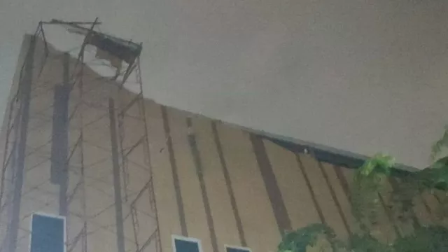 Ngeri! Atap GOR Serdang Ambruk Timpa 11 Motor, Hujan dan Angin Kencang - GenPI.co