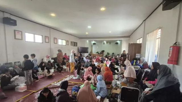 Longsor Cisarua Timbun Hampir Seluruh Rumah Warga di 2 Kampung, 111 Orang Dicari - GenPI.co