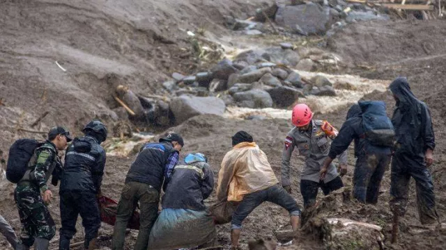 23 Prajurit TNI Diduga Hilang dalam Longsor Cisarua, Cuaca Buruk Hambat Pencarian - GenPI.co