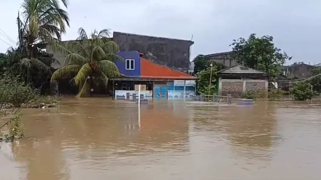 Banjir 4 Meter Rendam Tangerang, Ratusan Rumah Tenggelam dan 500 Warga Mengungsi - GenPI.co