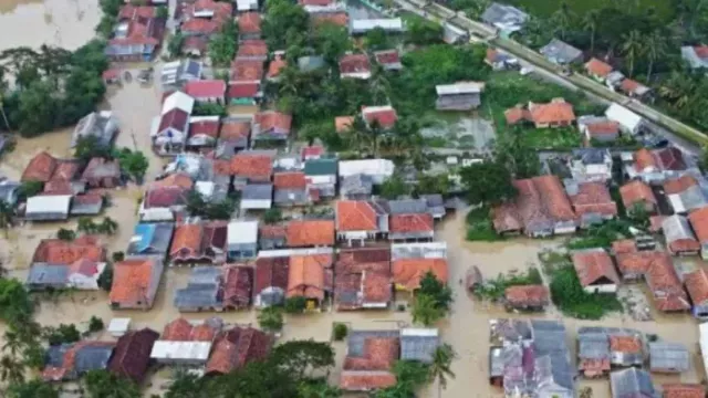 Banjir Semakin Meluas di Karawang, 9.650 Rumah Terendam - GenPI.co