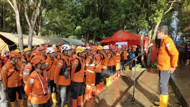 80 Korban Longsor Cisarua Masih Dicari, Terkendala Cuaca Buruk - GenPI.co