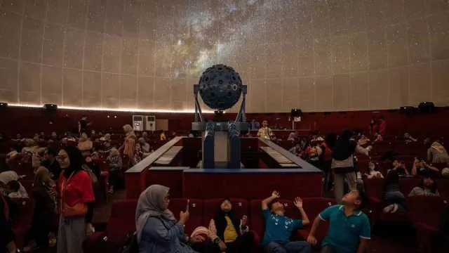 3 Wisata Indoor untuk Melepas Penat, Lihat Simulasi Bintang di Planetarium! - GenPI.co