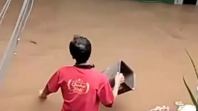 Viral Video Warga Buang Sampah di Tengah Banjir Jakarta, Warganet Murka - GenPI.co