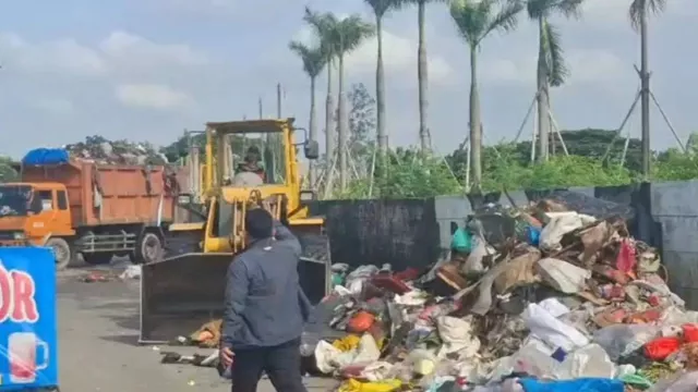 Viral! Banjir Jakarta Barat Sisakan 187 Ton Sampah, Menumpuk di Kali Mookevart - GenPI.co