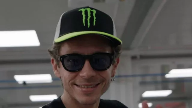 Bukan Naik Motor, Valentino Rossi Cicipi Sirkuit Mandalika dengan Safety Car - GenPI.co