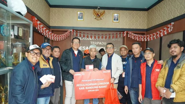Bantu Korban Longsor Bandung Barat, Telkomsel Dirikan Posko Layanan Telekomunikasi - GenPI.co