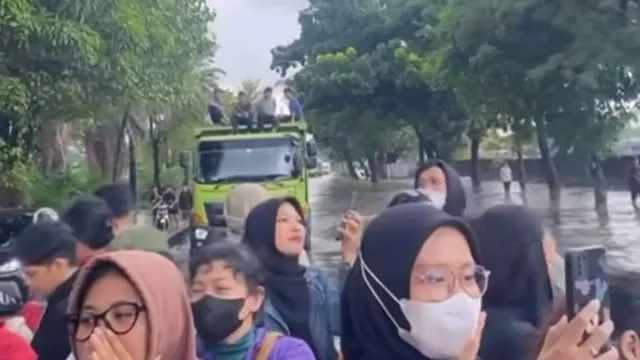 Penumpang Transjakarta Pilih Naik Truk Imbas Macet Parah karena Banjir - GenPI.co