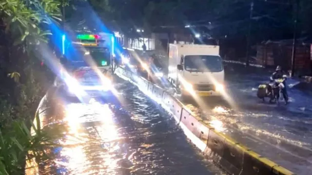 Banjir Jakarta, 28 Rute Layanan Transjakarta Dialihkan dan Dihentikan - GenPI.co