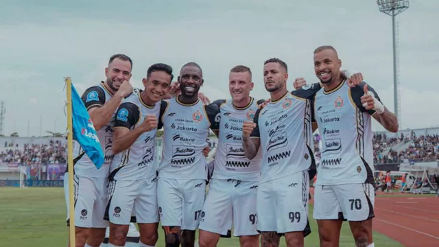  Kalahkan Persita, Persija Tempel Persib - GenPI.co