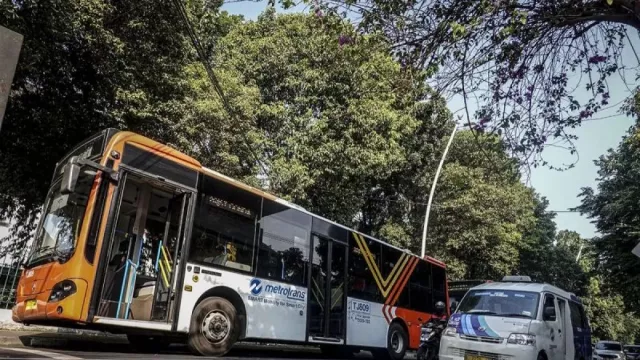 Genangan Air Setinggi 40 Cm, Sejumlah Rute Transjakarta dan Mikrotrans Dialihkan - GenPI.co