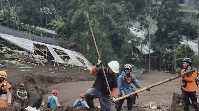 SAR Evakuasi 74 Korban Longsor Cisarua Bandung, 6 Belum Ditemukan - GenPI.co