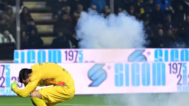 Emil Audero Kena Flare Saat Lawan Inter Milan, Pelatih Cremonese Ketakutan - GenPI.co