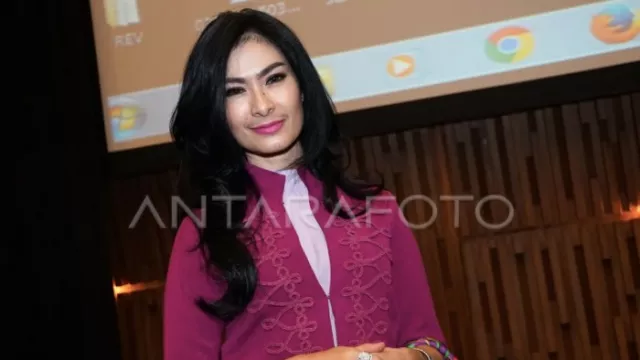Iis Dahlia Prihatin Denada Digugat Anak Kandung, Tetapi Tidak Mau Ikut Campur - GenPI.co