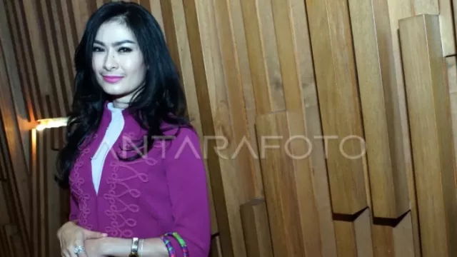 Denada Digugat Anak Kandungnya, Iis Dahlia Minta Netizen Jangan Sok Tahu - GenPI.co