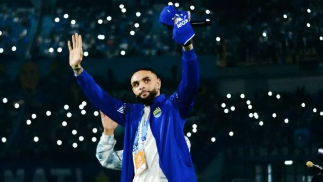 Istri Layvin Kurzawa Menangis Haru, Nama Suaminya Menggema di GBLA - GenPI.co