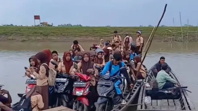 Viral! Tak Ada Jembatan, Siswa di Lampung Timur Seberangi Sungai Pakai Perahu Getek - GenPI.co