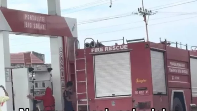 Viral Protes Damkar Serobot Antrean SPBU di Bengkulu, Warga Malah Dihujat Warganet - GenPI.co