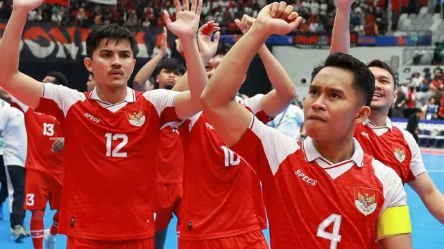 Tenangkan Kazuya Shimizu yang Menangis, Timnas Futsal Indonesia Dipuji AFC - GenPI.co