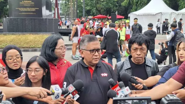 Hasto Kristiyano Diminta Megawati, Kirim Karangan Bunga HUT Gerindra - GenPI.co