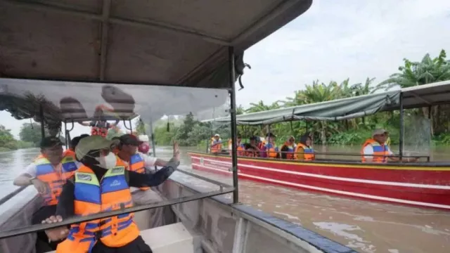 Rekomendasi Wisata Mojokerto, Asyiknya Susur Sungai Ngotok Memakai Perahu - GenPI.co