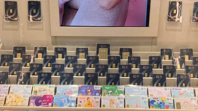  Dubai Bling - GenPI.co