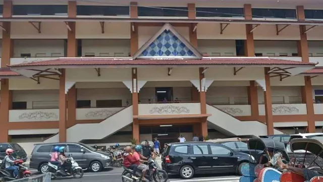 3 Tempat Wisata Solo yang Menarik, Menikmati Kuliner Pasar Klewer - GenPI.co