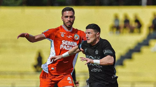 Carlos Pena Soroti Kinerja Wasit, Saat Persita Dibekuk Semen Padang - GenPI.co