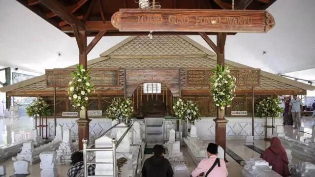 3 Rekomendasi Wisata Religi Jawa Timur, Berkunjung ke Makam Sunan Drajat - GenPI.co