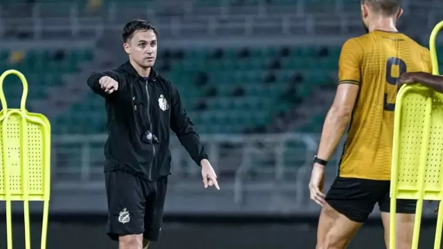 Jelang Persebaya Surabaya vs Bhayangkara FC, Paul Munster Mulai Waspada - GenPI.co