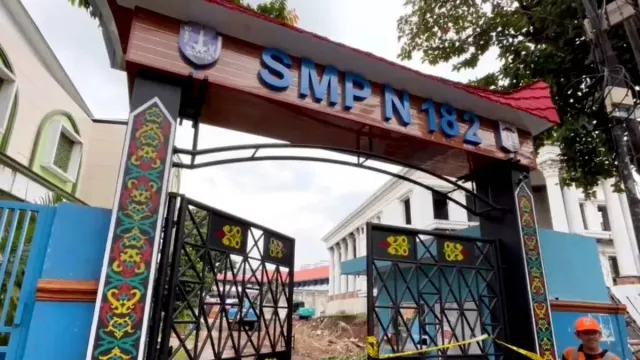 Viral Tembok SMPN 182 Kalibata Roboh, Ditanggung Pemilik Rumah Samping Sekolah - GenPI.co
