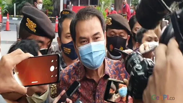 Azis Syamsuddin Tutup Mulut Usai Diperiksa KPK - GenPI.co