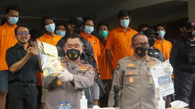 Polisi Bongkar Barang Bukti Pungli, Jumlahnya Bikin Melongo! - GenPI.co