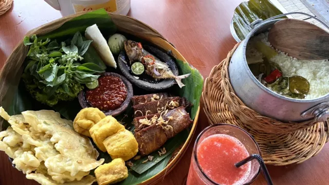 Asep Stroberi Nagreg, Restoran Sunda dengan Spot Instagramable - GenPI.co