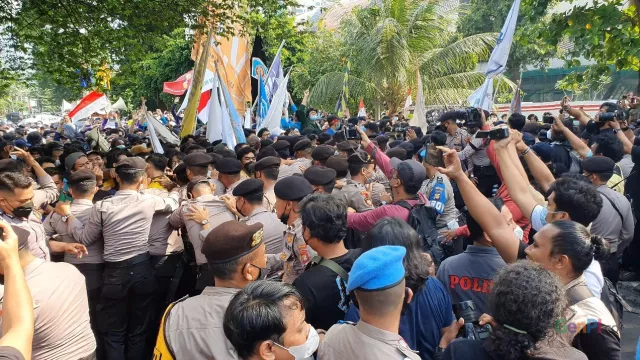 Berakhir Ricuh, Demo BEM Diwarnai Tindakan Represif Aparat - GenPI.co